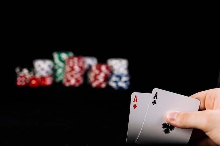 Pengguna VIP meninjau akun lewat ponsel
